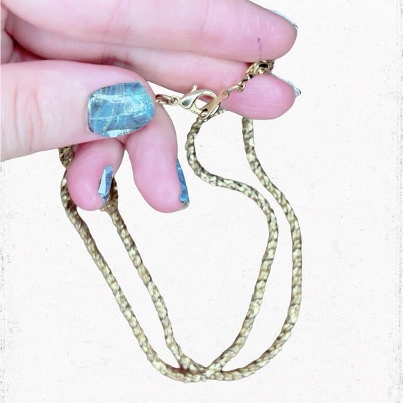 4447. Goldtone Thick Chain - Picture 2 of 3